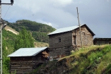 На северо-востоке Турции в горах встречаются срубные дома. Правда, в качестве уплотнителя между бревнами здесь использовали глину