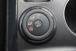 В отличие от Land Rover, перешедшего на кнопочные переключатели режимов силового агрегата и привода 4х4, Ford сохранил шайбу на напольной консоли