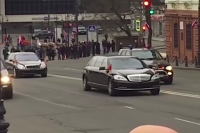 Видео: Ким Чен Ын проехал по России на своем необычном лимузине