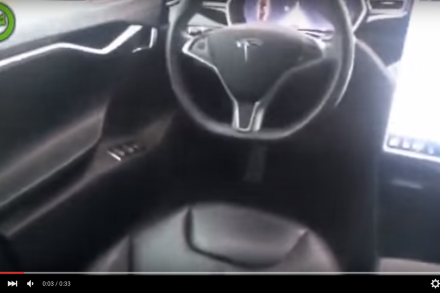 Tesla Model S – смелый водитель, пересевший на заднее сиденье, снял видео!