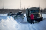 На зимнике «Арктика» разъезд с грузовиком, как правило, требует поднятия снежной целины