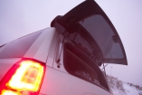 По американской трак-традиции отдельно открывается стекло двери грузового отсека. В холода или зной это позволяет не так сильно нарушать температурный баланс в салоне