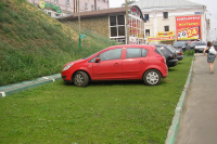 Штрафы в 300 тысяч рублей за парковку на газоне признали незаконными