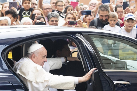 Папа Римский поменял дорогой автомобиль на совсем бюджетный
