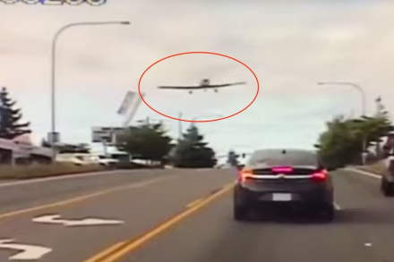 Самолет спикировал на оживленное шоссе (видео)
