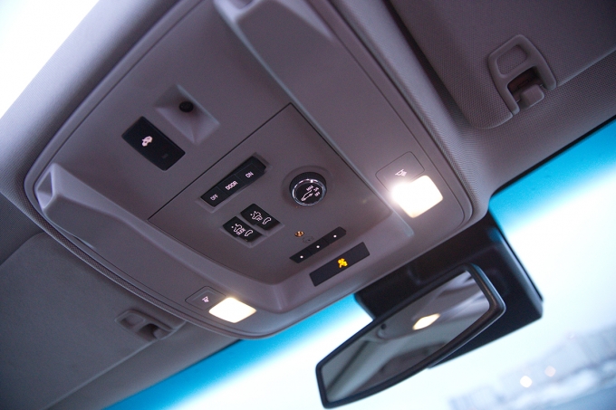 За регулировку степени открытия/блокировку сервопривода двери грузового отсека отвечает вертушка на потолочной консоли над лобовым стеклом.