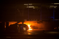 Обвиняется электрокар: в аэропорту сгорели тысячи автомобилей