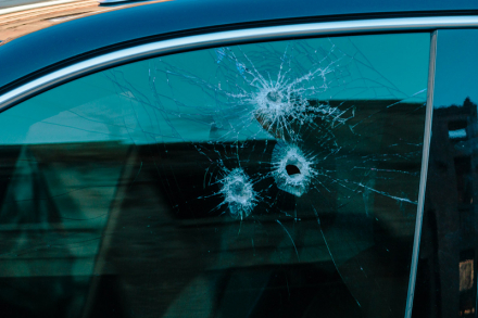 На московский автосалон напали с огнестрелами