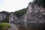 Скалы на Урале называют "камнями", но на реках вроде Чусовой еще и "бойцами". О них разбилось множество деревянных судов с демидовским металлом. На фото – 70-метровый Камень Омутной, визитная карточка Чусовой