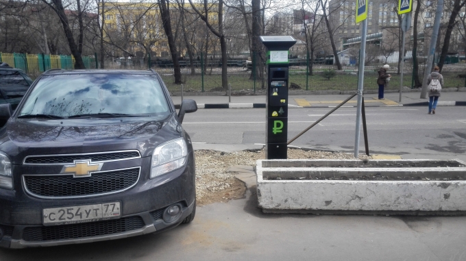 Пеш парковка. Машина инспектора парковки трехколесная.