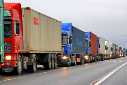 Москвичей избавят от грузовиков на МКАД через год (видео)