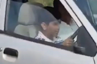 Безрассудные: родители посадили ребенка за руль и выпустили на хайвей (видео)
