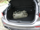 Объем багажника правильной формы можно увеличить за счет складывающихся секций (60:40) спинки дивана.