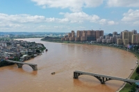 Огромный мост рухнул в реку вместе с автомобилями (видео)