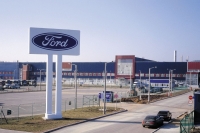 Рабочих завода Ford уломали согласиться на 12 зарплат при увольнении