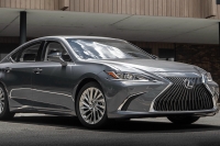 Lexus ES250: Усидеть на двух стульях