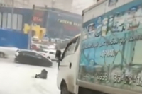 Герой дня: житель Владивостока спас девушку от грузовика-убийцы (видео) 