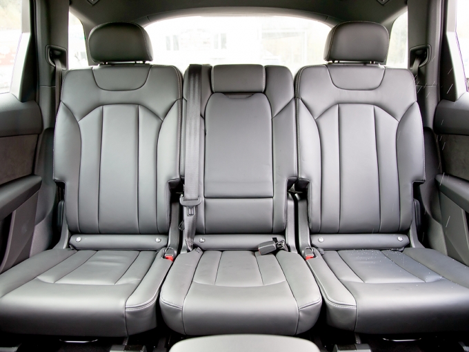 Audi Q7: С точки зрения организации заднего ряда «Ауди» выгодно выделяется на фоне конкурентов: простор почти лимузинный, к тому же сиденья регулируются в широких пределах