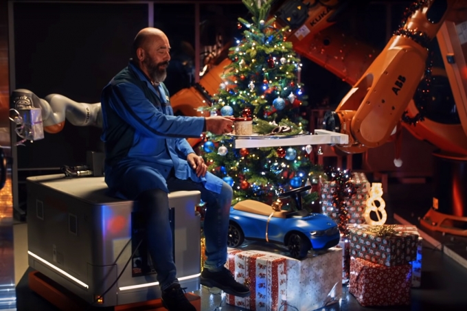 Срочная доставка елок и другое новогоднее видео